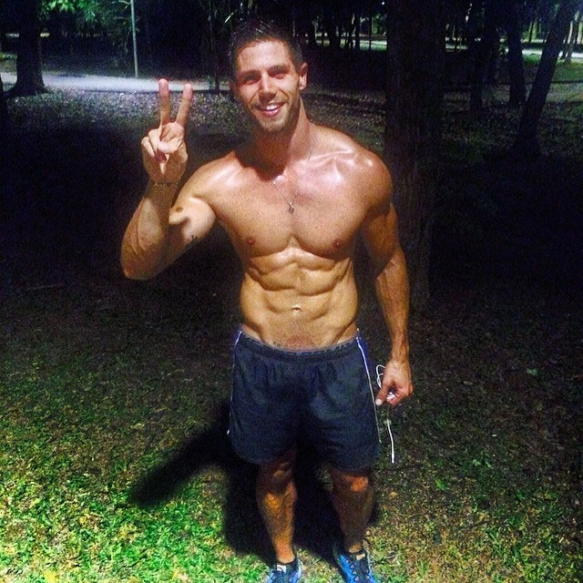  Ex-BBB Jonas Sulzbach faz exercícios em São Paulo 