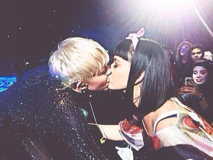 Miley Cyrus dá selinho em Katy Perry durante show em Nova York