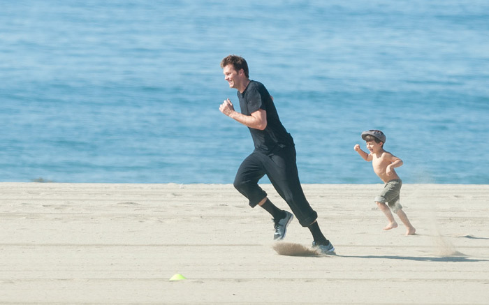 Sem Gisele, Tom Brady brinca com Benjamin na praia