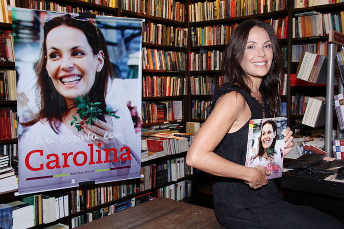 Carolina Ferraz lança livro e faz noite de autógrafos no Rio