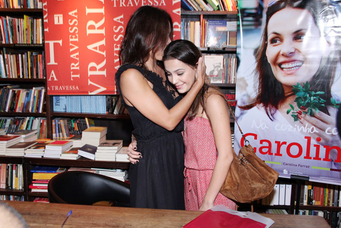 Carolina Ferraz lança livro e faz noite de autógrafos no Rio