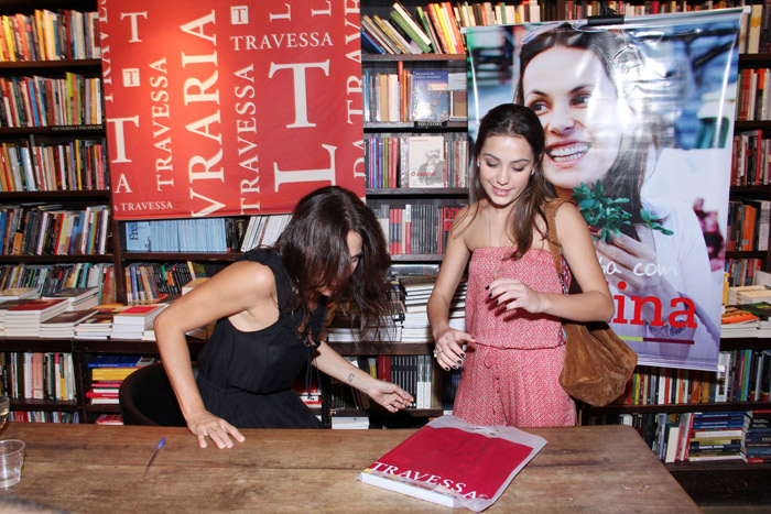 Carolina Ferraz lança livro e faz noite de autógrafos no Rio