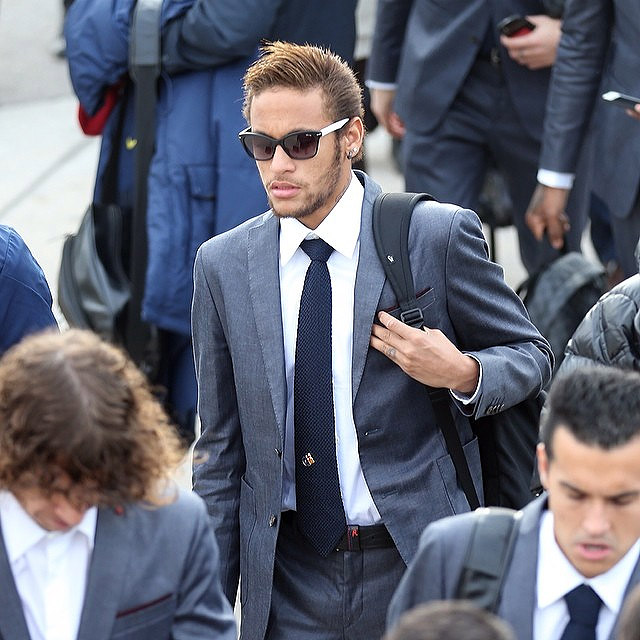 Neymar aparece quase irreconhecível em foto de terno