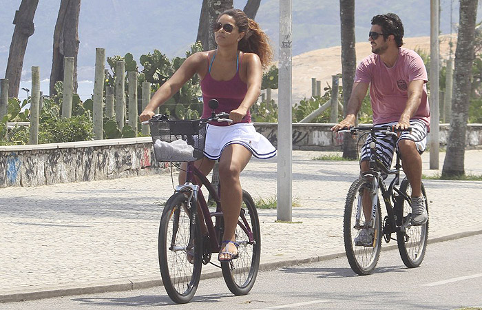 Juliana Alves pedala com o namorado na orla do Recreio dos Bandeirantes