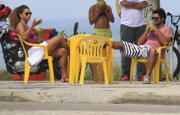 Juliana Alves pedala com o namorado na orla do Recreio dos Bandeirantes