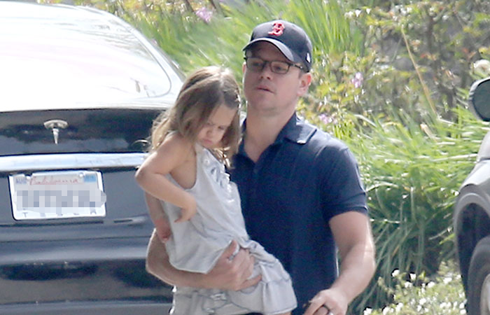 Matt Damon leva as filhas em chá de bebê