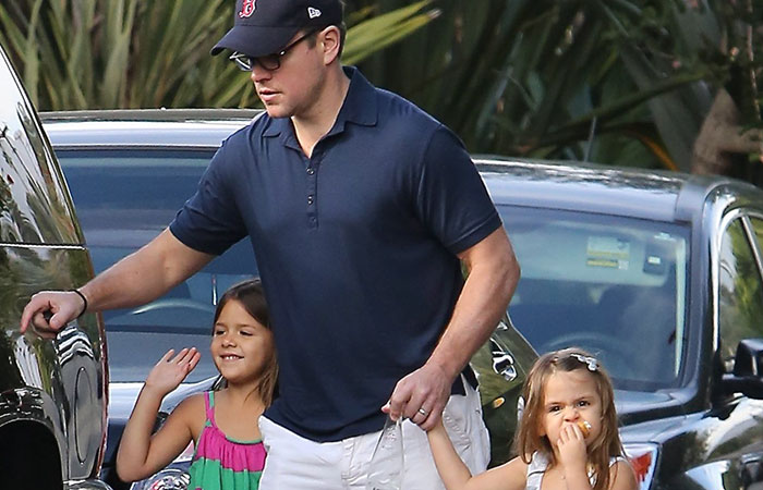 Matt Damon leva as filhas em chá de bebê