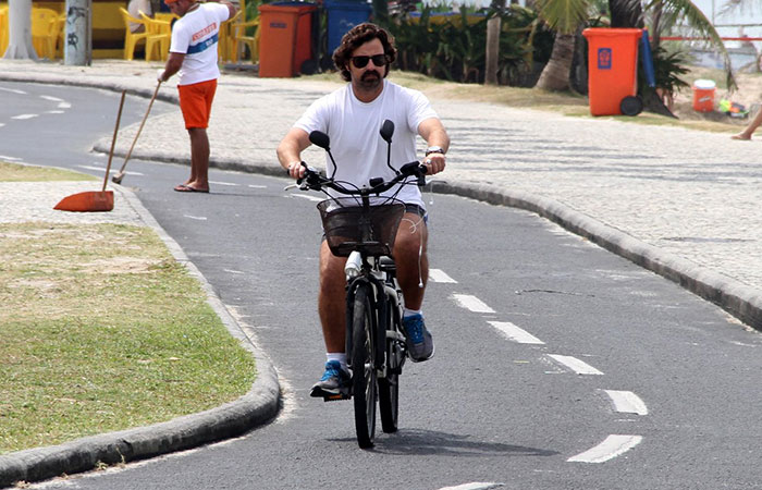 Emilio Orciolo Neto pedala na orla da Barra da Tijuca