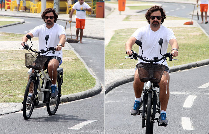 Emilio Orciolo Neto pedala na orla da Barra da Tijuca