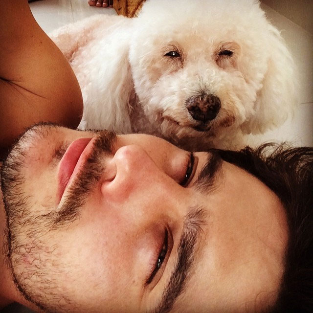  Guilherme Leicam passa tarde em casa com seu pet