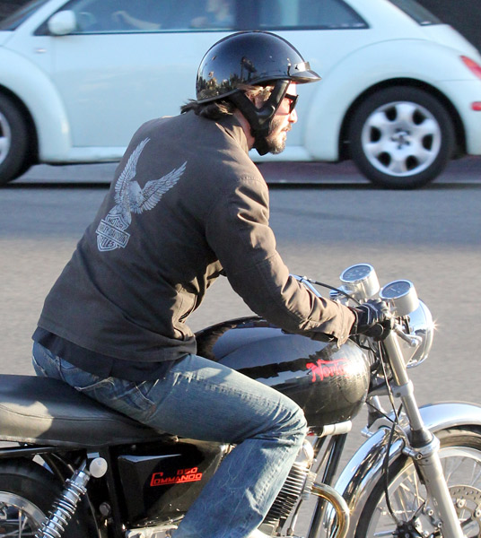 Keanu Reeves mostra o seu lado bad boy em passeio de moto