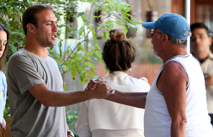  Roger Flores se encontra com amigos em sorveteria do Leblon