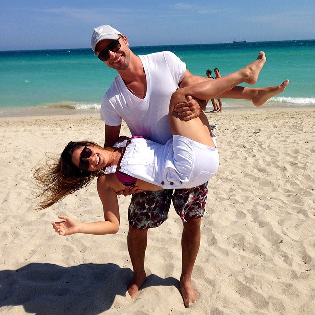 Cássio Reis e Fernanda Vasconcellos curtem tarde na praia em Miami