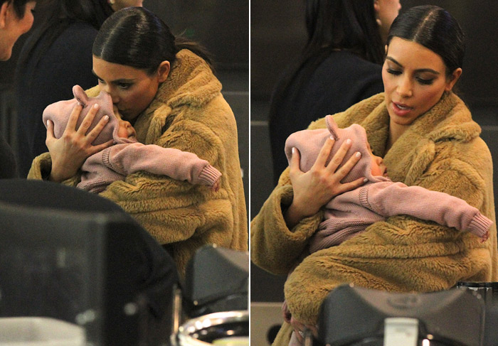  Kim Kardashian enche a filha de beijos em aeroporto de Nova York