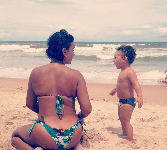 Solange Couto curte praia com o filho em Salvador