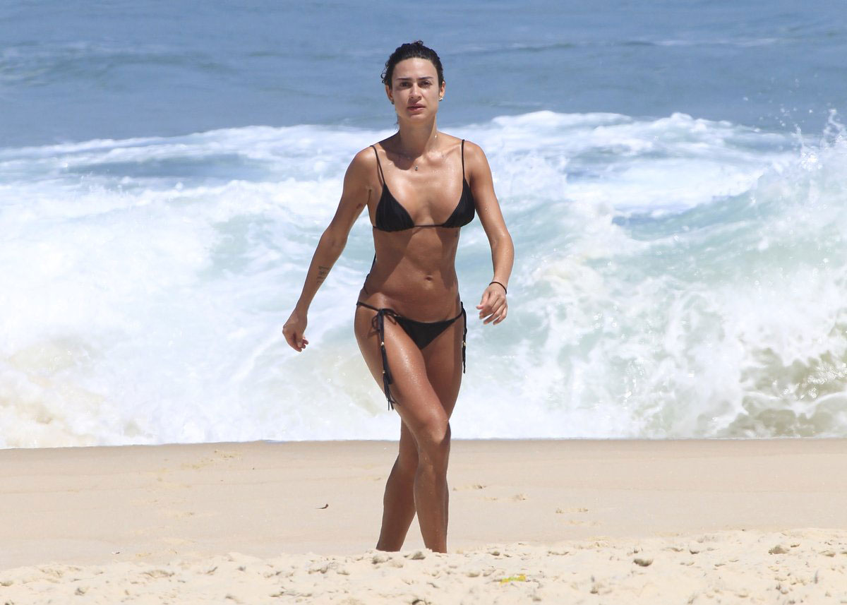 Thaila Ayala curte calor na praia Recreio dos Bandeirantes, no Rio