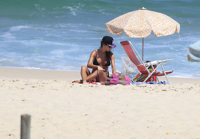 Thaila Ayala curte calor na praia Recreio dos Bandeirantes, no Rio