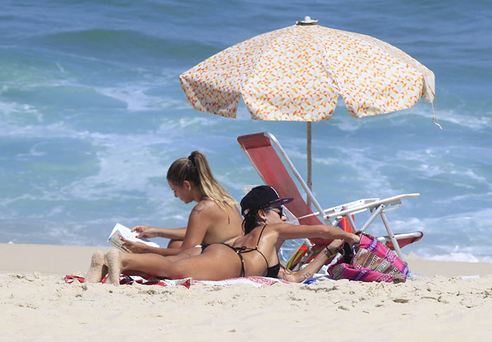 Thaila Ayala curte calor na praia Recreio dos Bandeirantes, no Rio