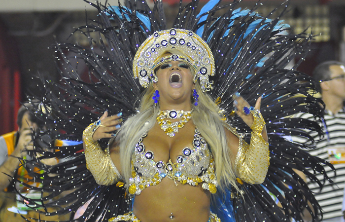 Mulher Filé chama atenção ao desfilar como rainha de bateria de bloco carioca