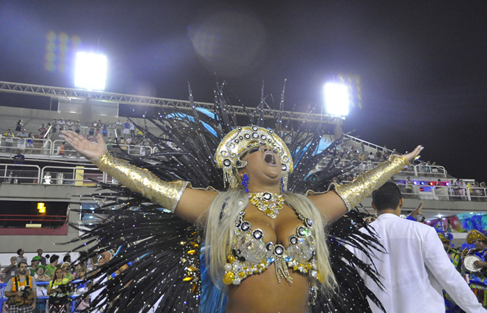 Mulher Filé chama atenção ao desfilar como rainha de bateria de bloco carioca