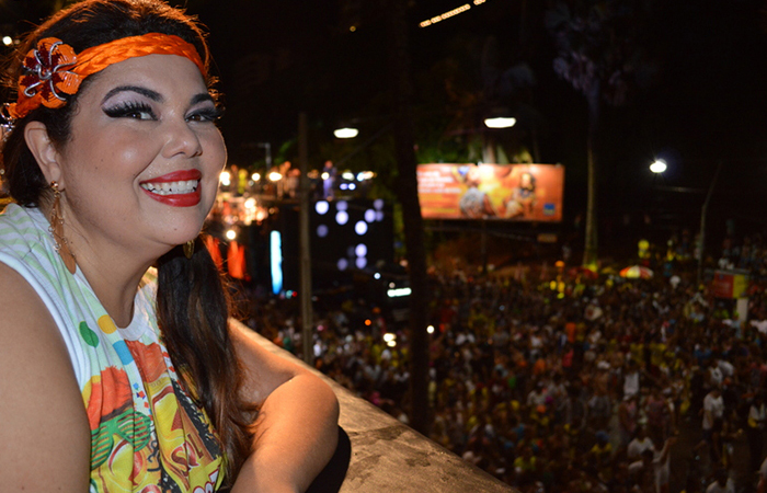 Em camarote, Fabiana Karla conta que fará livro sobre Carnaval