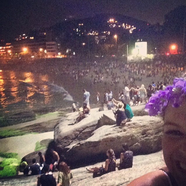 Bruna Marquezine curte Carnaval de rua no Rio de Janeiro