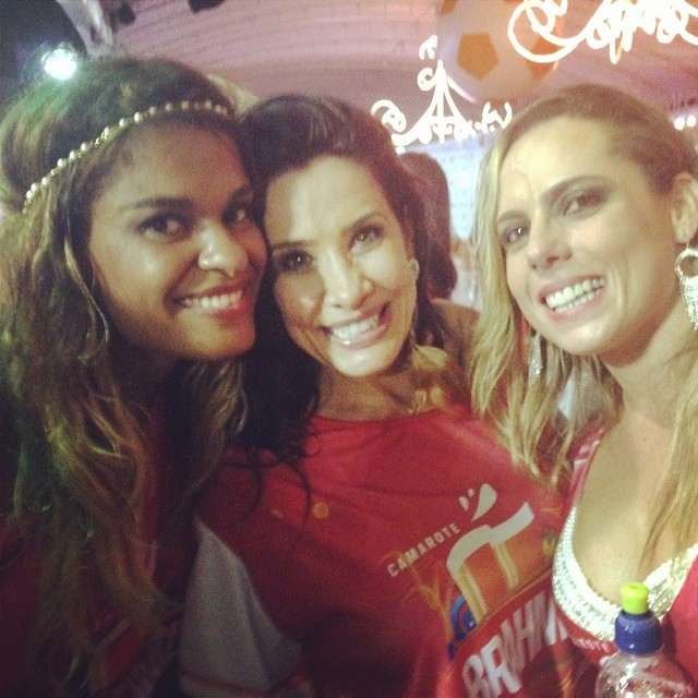 Scheila Carvalho passa o Carnaval acompanhada de amigas