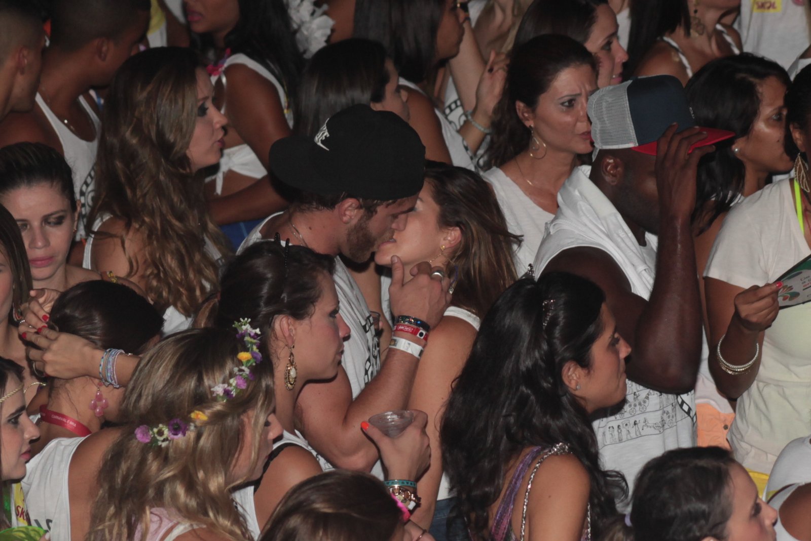 Fernanda Paes Leme troca beijos calientes durante show em Salvador