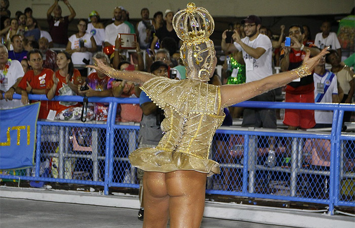 Com bumbum de fora, Solange Gomes desfila na Sapucaí