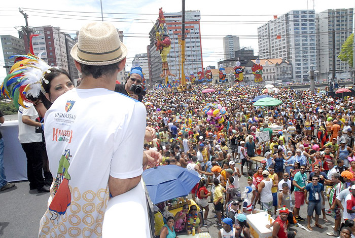 De costas, Juliano Cazarré curte o trio elétrico