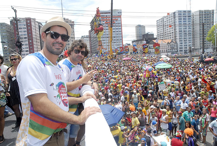 Juliano Cazarré e Emílio Orciollo Neto em cima do Trio