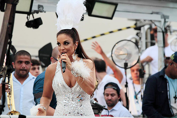 Salvador: Ivete Sangalo levanta a poeira no Bloco Cerveja & Cia. 