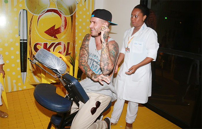 Mateus Verdelho faz massagem em camarote de Salvador