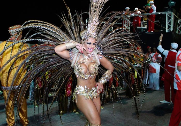 Viviane Araújo empresta seu charme para o Carnaval de Floripa