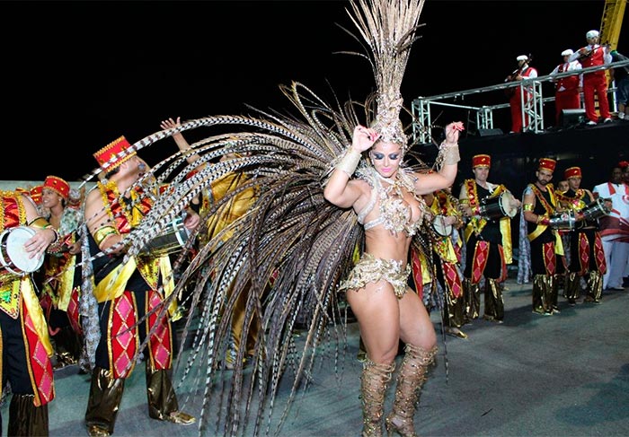 Viviane Araújo empresta seu charme para o Carnaval de Floripa