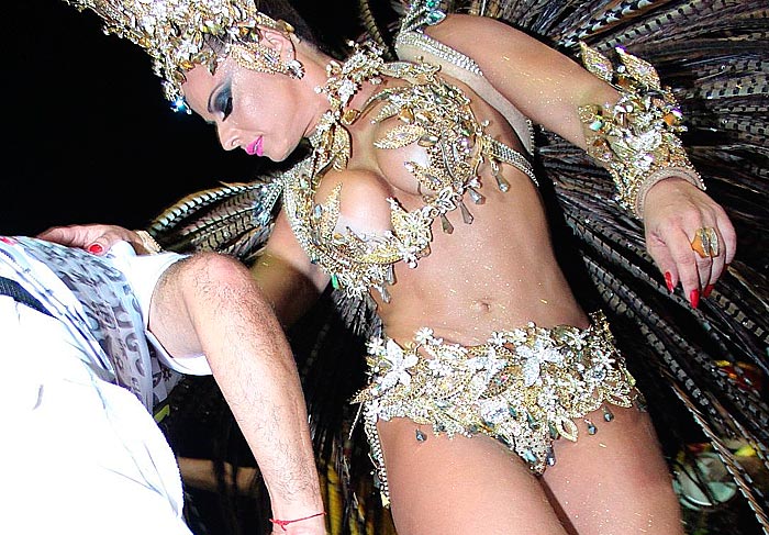 Viviane Araújo empresta seu charme para o Carnaval de Floripa