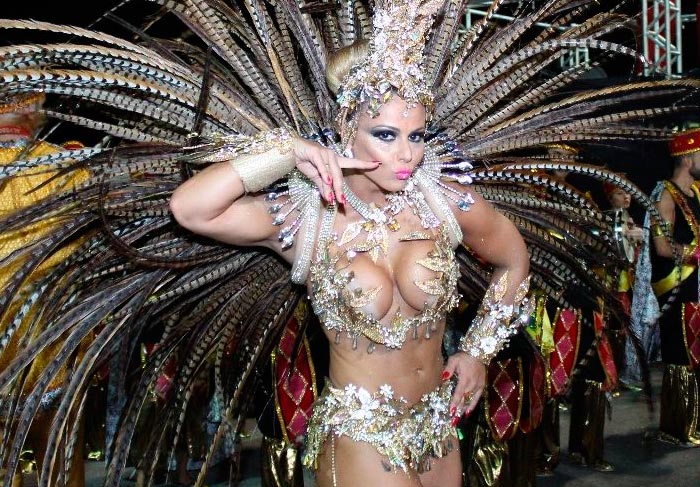 Viviane Araújo empresta seu charme para o Carnaval de Floripa