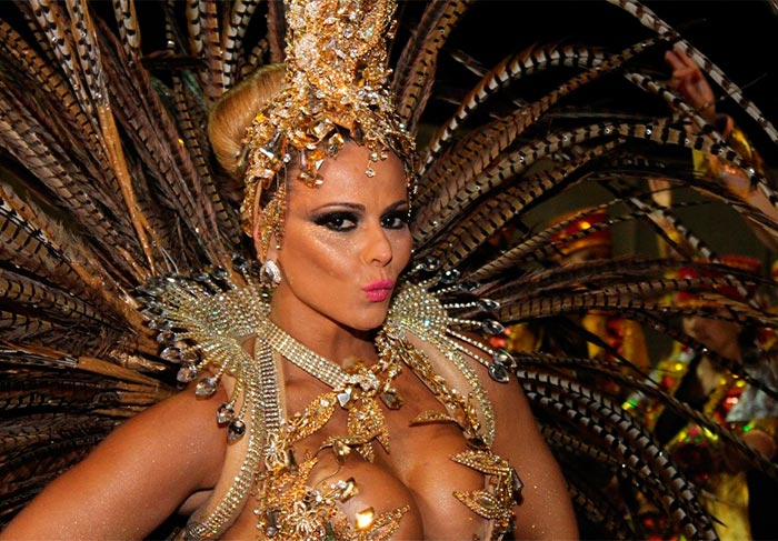 Viviane Araújo empresta seu charme para o Carnaval de Floripa