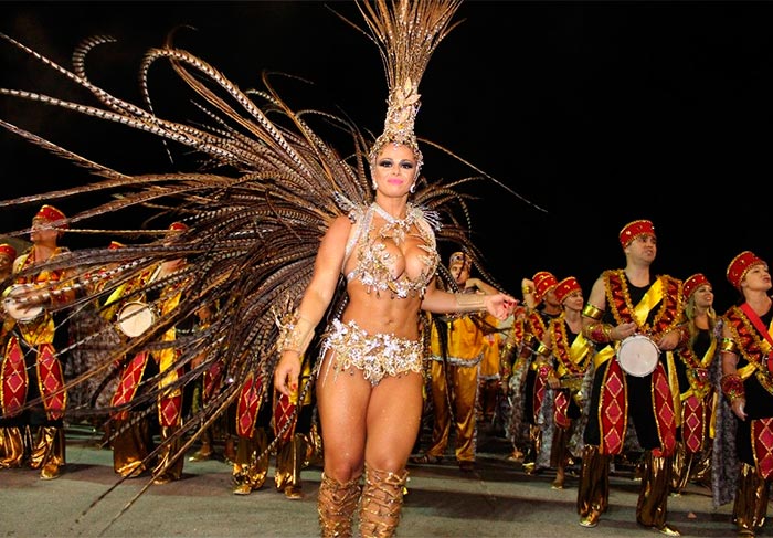 Viviane Araújo empresta seu charme para o Carnaval de Floripa