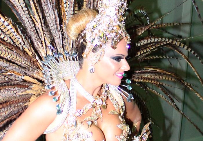 Viviane Araújo empresta seu charme para o Carnaval de Floripa