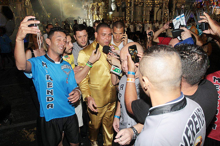 Ronaldo chega para o desfile da gaviões da Fiel