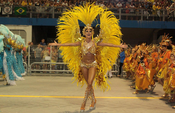 Thaila Ayala mostra sua ótima forma em desfile da Gaviões da Fiel