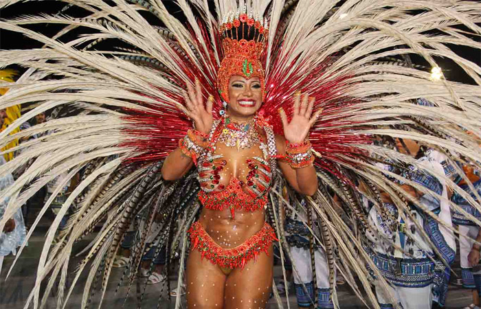 Cinthia Santos desfila com fantasia de R$ 70 mil pela Águia de Ouro