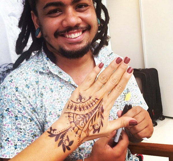 Salvador: Claudia Leitte faz tatuagem indiana na mão para a folia