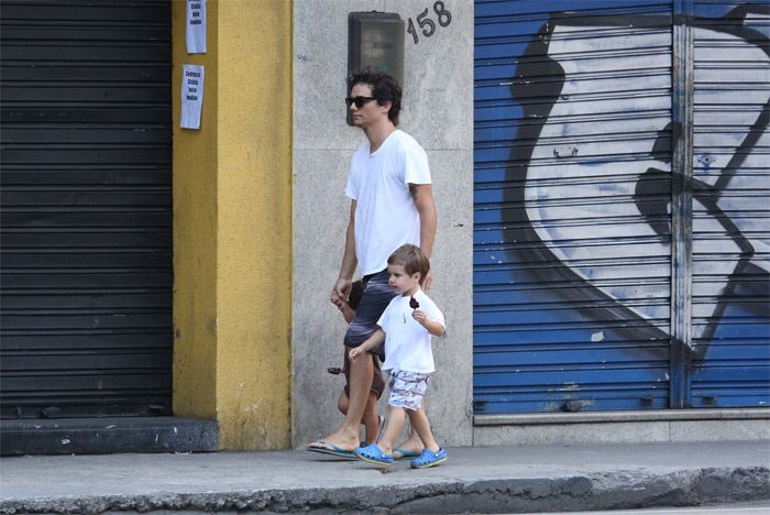 Wagner Moura leva os filhos para tomar sorvete, no Rio