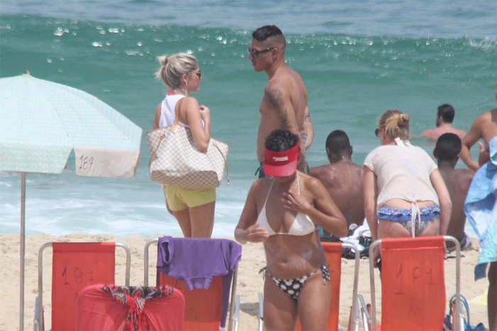 Bárbara Evans curte praia com jogador Paolo Guerrero