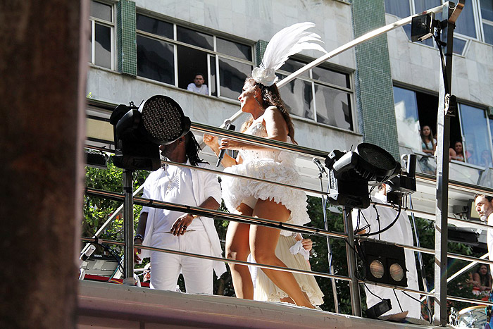 De espartilho espelhado, Ivete Sangalo arrasa com seu Bloco Coruja