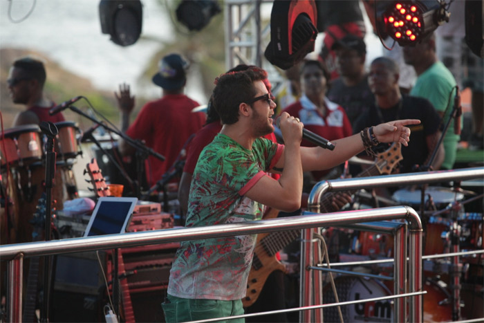 Vocalista do Jamil e Uma Noites se assusta com fogos no palco