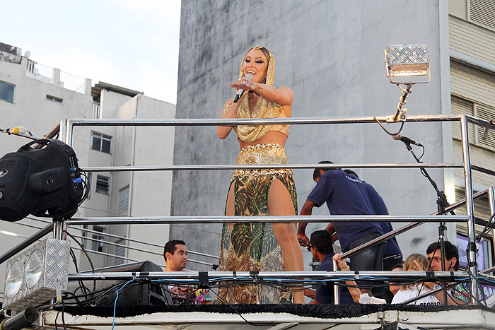 Toda dourada, Claudia Leitte ilumina Salvador com traje indiano