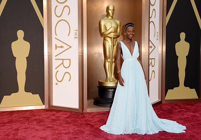 Lupita Nyongo usando Prada